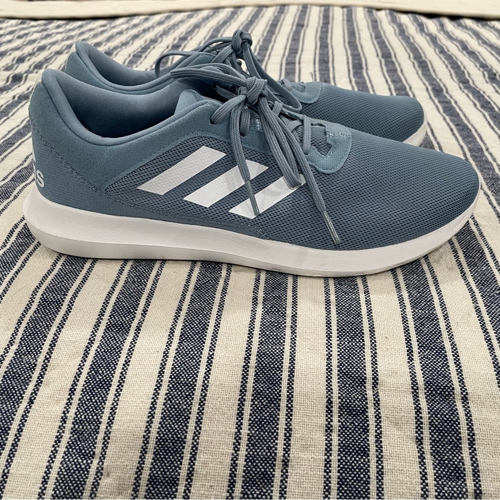 Women’s tennis shoes size 10